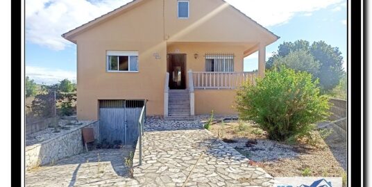 VENTA DE CHALET INDEPENDIENTE CON JARDÍN EN VILLADEPALOS PONFERRADA LEON